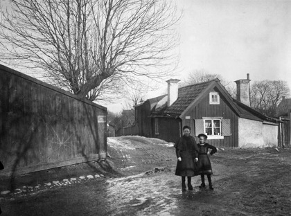 Flickorna står vid Bondegatan 79 och har Tegelviksgatan bakom sig. Här slutar Bondegatan idag med bl.a. en parkeringsplats. C:a 1885-1910