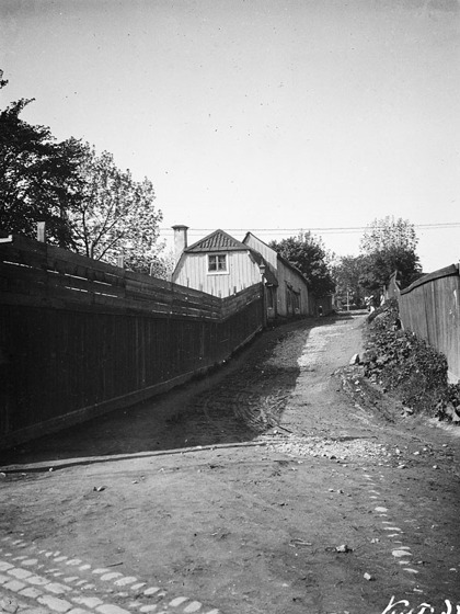 Tegelviksgatan mot sydväst från Danviks östra kyrkogårdsgränd mot Bondegatan 79. Motsvarande plats idag är nuv. norra delen av kv. Persikan, d.v.s. norr om Spårvägsmuseet C:a 1885-1910.