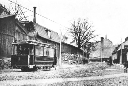 Motorvagn nr 2 på väg från Tegelviksgatan (Folkungagatan) - till Slussen. SSB = Södra spårvägsbolaget C:a 1905-1910